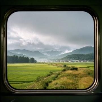 西行的列车缓缓启动，窗外的风景如历史的卷轴般次第展开,这片土地之下