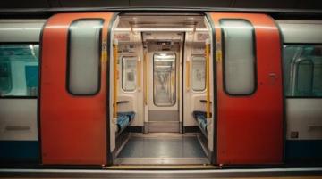 孕妇列车上遭行李箱砸伤官方回应：婴儿早产不幸离世铁路部门致歉