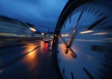 时光飞逝，人生如同疾驰列车，你我共奔前程