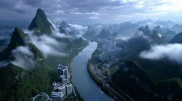 重庆秋日浪漫：阳光、栾树与山城日常的温馨画卷