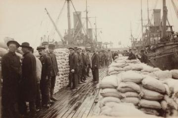 首趟列车满载货物发车