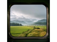 西行的列车缓缓启动，窗外的风景如历史的卷轴般次第展开,这片土地之下