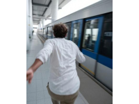 在公共场合，尤其是像火车这样长时间的交通工具上