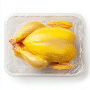 哈尔滨列车售货员因收1元钱和烧鸡被辞退后，网友们在舆论上进行了激烈的讨论。