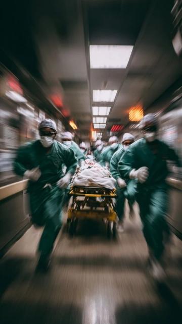 两名医生动车狂奔14节车厢，紧急救人彰显医者仁心