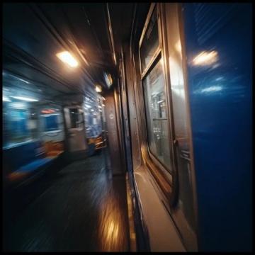 从城都座K530到达州的夜晚，已经悄然降临,列车缓缓驶出车站