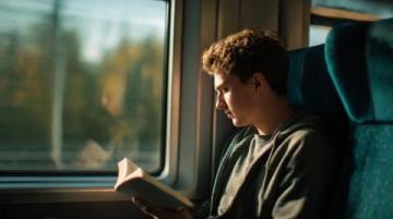 火车上的文字之旅：长途旅行中的文章收集与心灵整合艺术