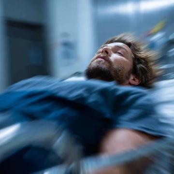 两名医生动车狂奔14节车厢，紧急救人彰显医者仁心