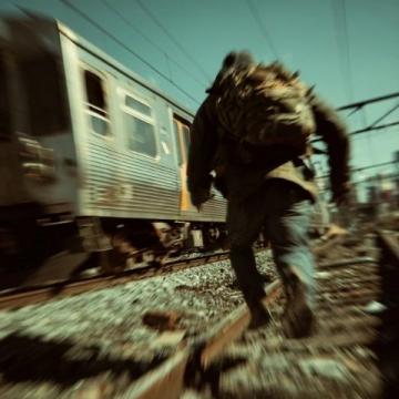 有人卧轨导致列车急刹 急刹列车