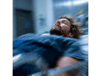 两名医生动车狂奔14节车厢，紧急救人彰显医者仁心