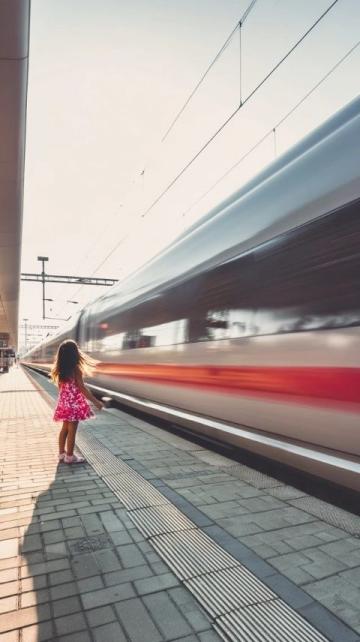 惊险的一刻：列车即将发车，幼儿从车厢里跑出，不幸掉进站台缝隙