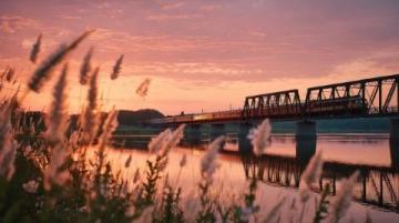 开往春天的列车启程居庸关下，长城与花海相映成趣