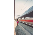 惊险的一刻：列车即将发车，幼儿从车厢里跑出，不幸掉进站台缝隙