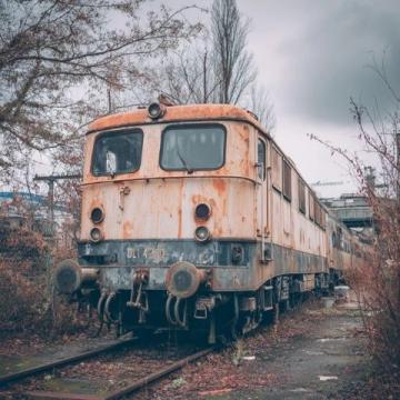 妻子闻讯丈夫去世急忙买票却未能赶上最后一班火车