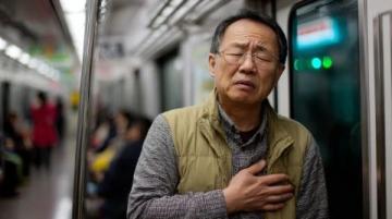 乘警暖心举动助绝望旅客，网友直呼感动流泪