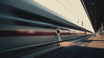 孩子坠车站台工快救孩子86秒 这些背后的道德问题和教训