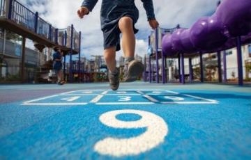 幼童险坠轨:工作人员86秒生死救援守护生命安全