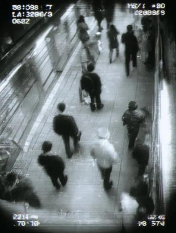 列车发车前86秒惊魂：幼童跌落站台缝隙，勇敢工作人员紧急救援救出孩子