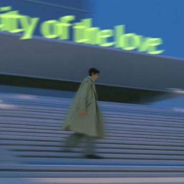 86秒生死营救！幼童跌落站台，英雄瞬间救援记