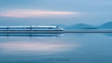 高铁上的触动：无座老爷爷吃冷饭引发深思与共鸣