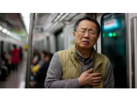 乘警暖心举动助绝望旅客，网友直呼感动流泪