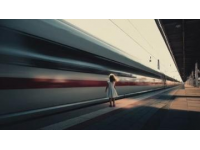 孩子坠车站台工快救孩子86秒 这些背后的道德问题和教训