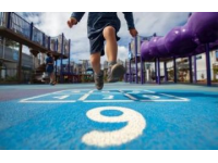 幼童险坠轨：工作人员86秒生死救援守护生命安全