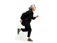 随着退休年龄的增长，有越来越多的老年朋友开始出门，到处走走。