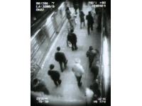 列车发车前86秒惊魂：幼童跌落站台缝隙，勇敢工作人员紧急救援救出孩子