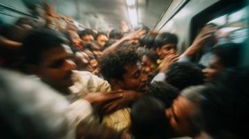 列车即将发车之际, 一个惊天危机闯入了人们的视线!