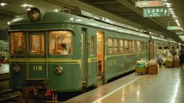 你还记得那种绿铁皮的老式火车吗?