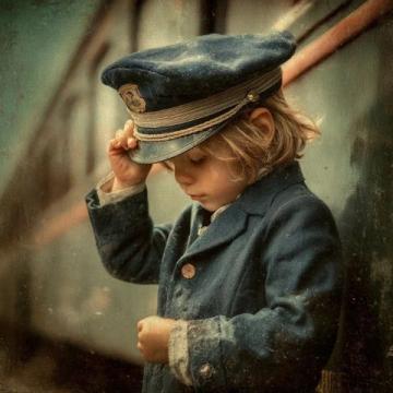 惊险一幕:列车即将发车,幼童突然跌落站台与列车之间的缝隙