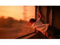 惊险一幕：列车即将发车，幼童突然跌落站台与列车之间的缝隙