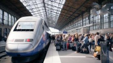 手机成瘾险误车：高铁惊魂一幕揭示何种问题？