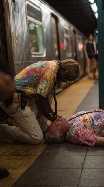 妻子赶火车时突然崩溃大哭！丈夫刚走，她误了车在候车厅哭到站不稳