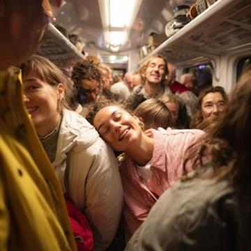 火车上的这一幕，看哭了！