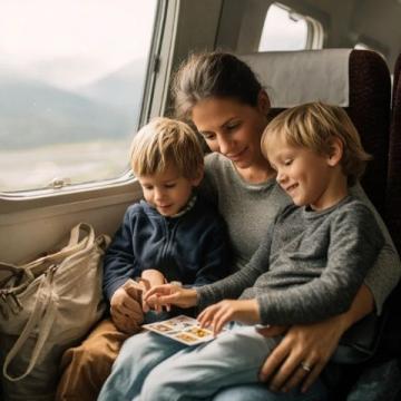 一男子吐槽说，一家三口买到了商务座位，但却被要求坐在普通票区的儿童旁边。