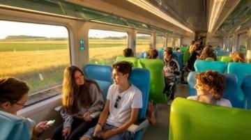 不同的出行目的和区域环境下，选择合适的绿皮火车。