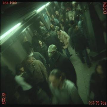 角落里的紧握：错过火车的紧张瞬间