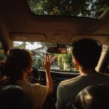 乘警暖心举动助失丧妻子赶车：悲剧背后的人性光辉