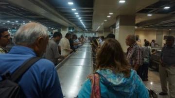 打工丈夫意外去世妻子赶火车的悲剧，候车室内乘警的暖心之举感动网友
