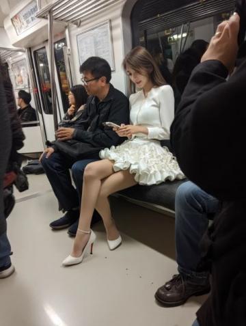 在北京，为何地铁站务员受认可，而高铁贵宾厅服务员却不同？