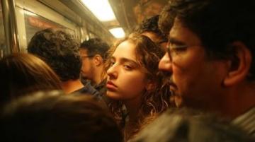 角落里的紧握：错过火车的紧张瞬间