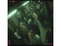 角落里的紧握：错过火车的紧张瞬间