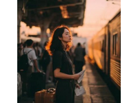 丈夫在外打工意外离世，老家的妻子听到噩耗后急忙赶往火车站