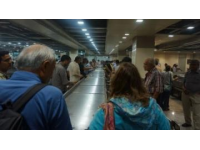 打工丈夫意外去世妻子赶火车的悲剧，候车室内乘警的暖心之举感动网友
