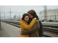 妻子接到噩耗急忙赶往火车站，乘警的暖心帮助让她重拾希望