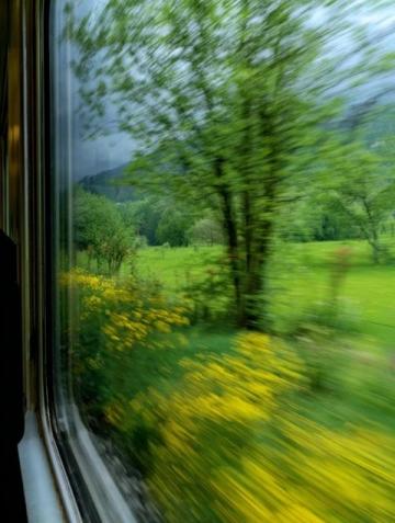 乘慢车省钱，你愿意尝试绿皮火车吗？