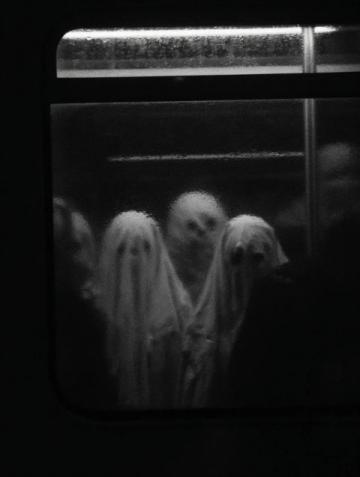 深夜列车上的意外之痛：母女惊魂记与人性的光与影