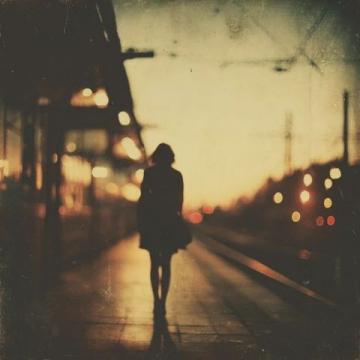 丈夫在外打工意外离世，老家的妻子听到噩耗急忙买车票，可是她却没赶上火车